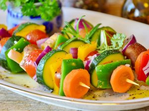 manger une brochette de salade